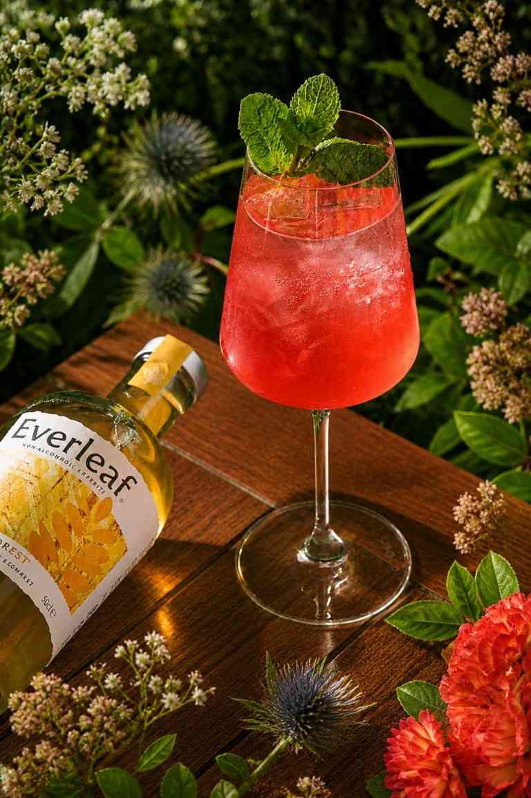 Red Azzurra cocktail and bottle of Everleaf