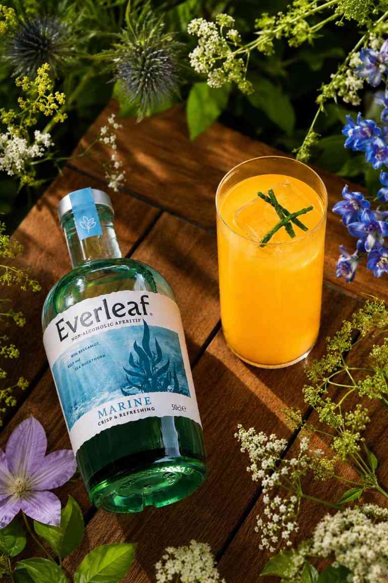 Azzurra cocktail and bottle of Everleaf