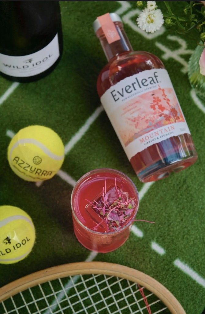 Everleaf non-alcoholic aperitif cocktails at Azzurra Chelsea, featuring seasonal ingredients and Wimbledon-inspired serves in a stylish Chelsea restaurant setting.